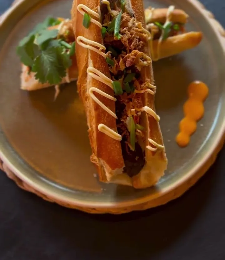 Banh-mi maison, pain toasté, coriandre et sauce sriracha