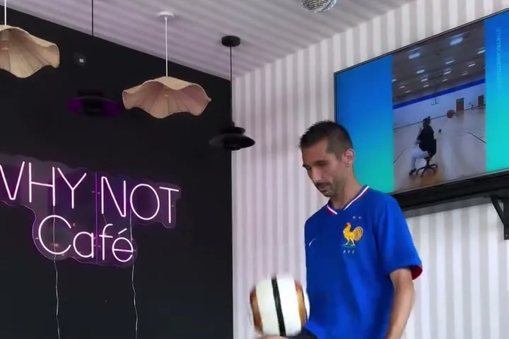 Freestyle en maillot des Bleus sous le néon rose, match à l’écran