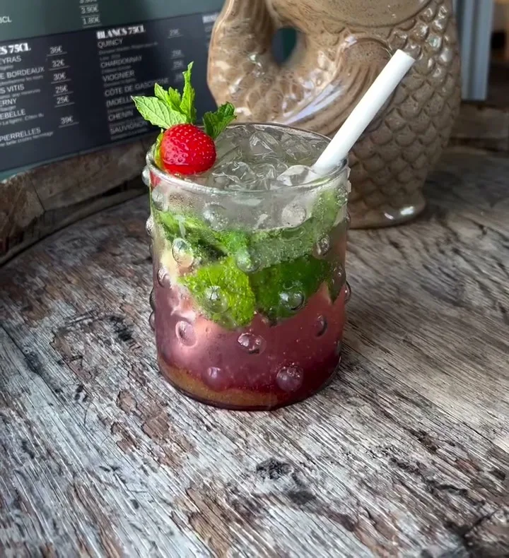 Mojito fraise servi sur le zinc en bois flotté