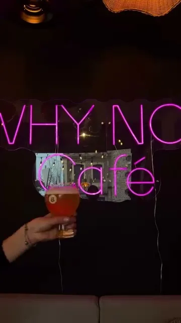 On trinque sous le néon rose Why Not Café