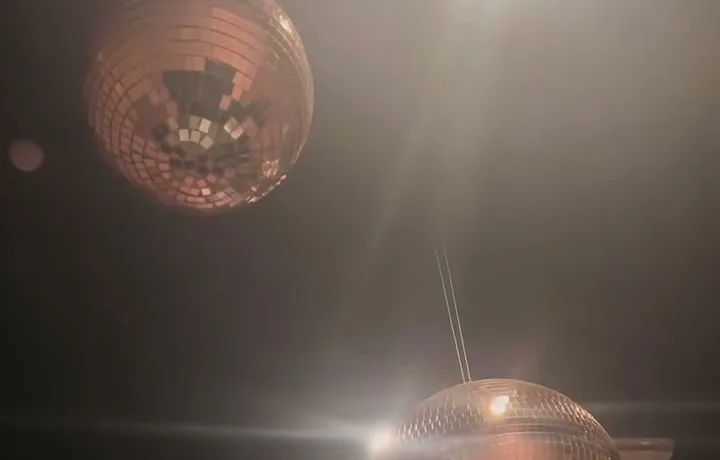 Les boules à facettes au plafond de la salle