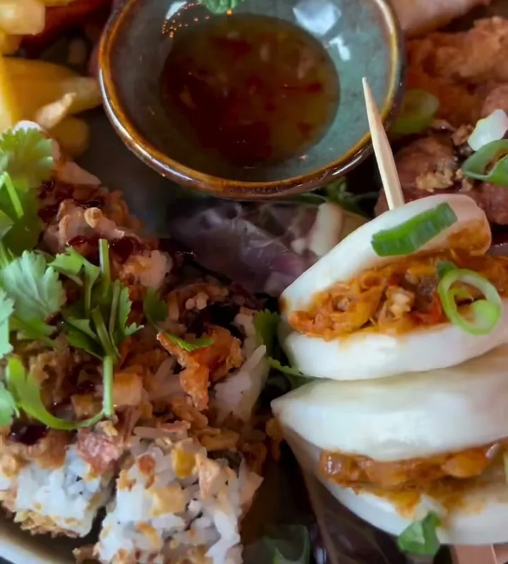 Planche apéro à partager : bao, maki et frites de patates douces