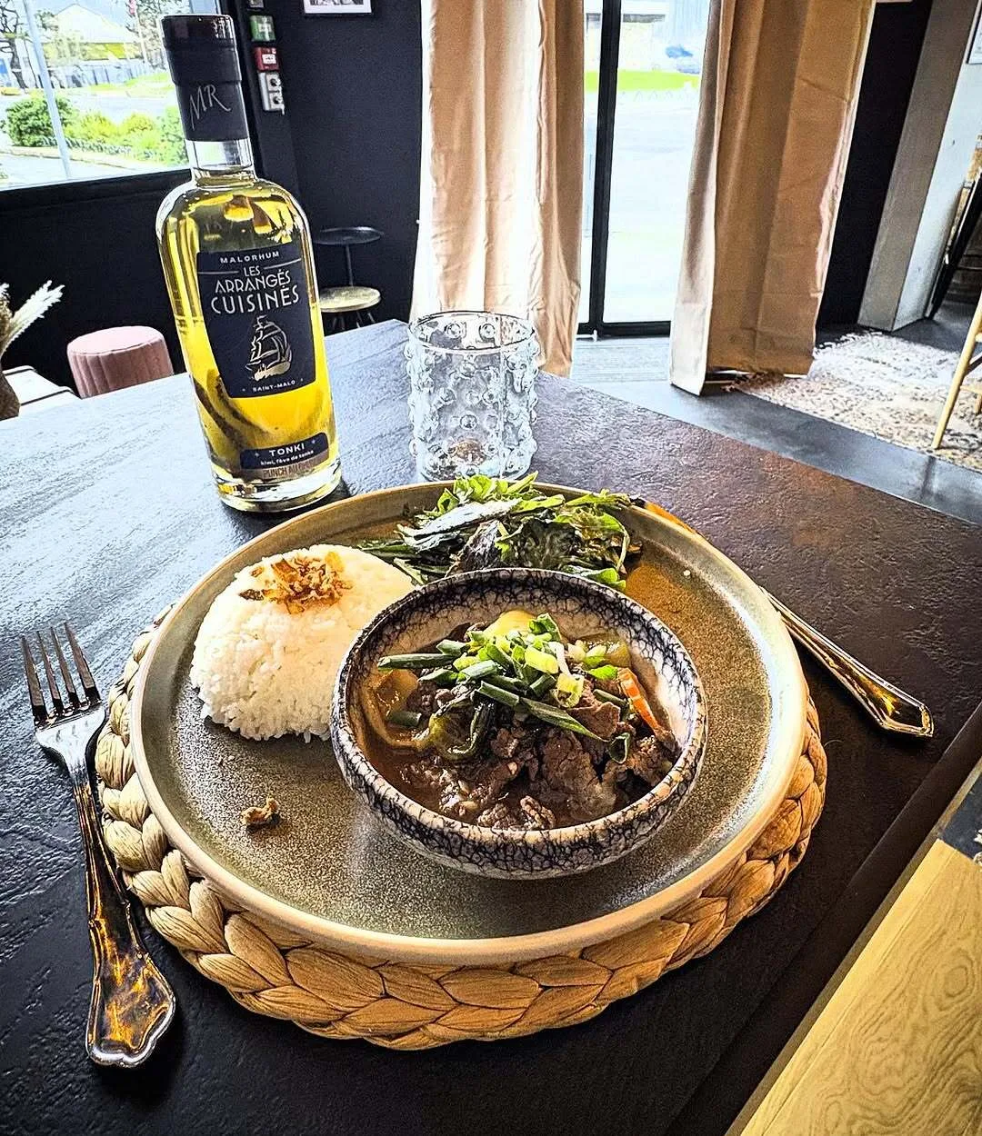 Plat du moment et rhum arrangé en vitrine