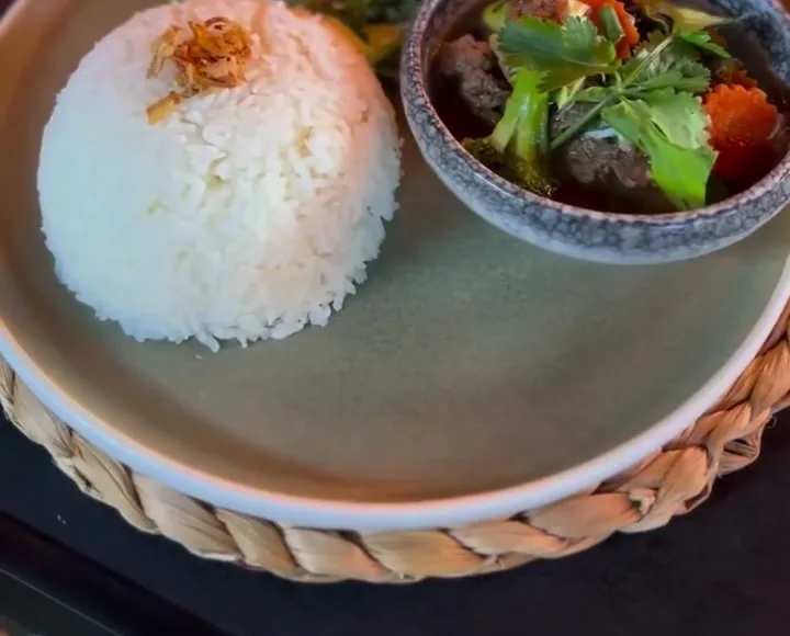 Wok de bœuf et riz nature, servi sur set en fibre tressée